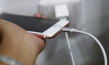 ទម្លាប់សាកថ្ម ៦យ៉ាងដែលធ្វើឲ្យថ្ម iPhone ឆាប់ខូច