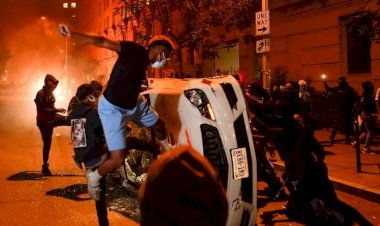 មានការប៉ះទង្គិចគ្នានៅខាងក្រៅសេតវិមានខណៈទីក្រុងនានានៅសហរដ្ឋអាមេរិកត្រូវបានដាក់បំរាមគោចរក្រោយមានករណីស្លាប់របស់ ចន ហ្វ្លយ