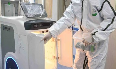 ចិន ប្រើមនុស្សយន្តសម្រាប់លើម្ហូបអាហារដល់អ្នកជំងឺដែលផ្ទុកវីរុស COVID-19 ដើម្បីសម្រាលការងារគ្រូពេទ្យ