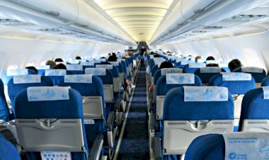 នាយកដ្ឋានប្រយុទ្ធនឹងជំងឺឆ្លង នៃក្រសួងសុខាភិបាល ប្រកាសឲ្យអ្នកអង្គុយជាប់បុរសជនជាតិខ្មែរម្នាក់ ដែលឆ្លង COVID-19 ហោះពីទីក្រុងបាងកក ថ្ងៃទី៩ ខែមីនា តាមជើងហោះហើរលេខ PG933 មកពិនិត្យសុខភាពជាបន្ទាន់។