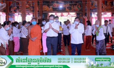 ឯកឧត្ដម ថោង ខុន និងឯកអគ្គរាជទូតជប៉ុន មិកាមិ ម៉ាសាហ៊ីរ៉ូ បានរួមគ្នាកាន់បិណ្ឌទី១១ នៅវត្តស្វាយជីអោក ស្រុកបារាយណ៍