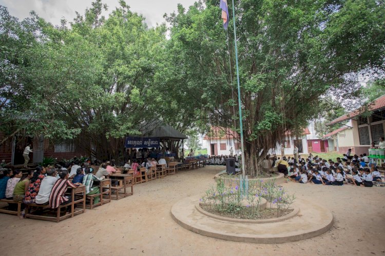 នៅស្រុកពួក ខេត្តសៀមរាប មានកម្មវិធីចែកសំភារ:សិក្សា និងធ្វើយុទ្ធនាការប្រយុទ្ធប្រឆាំងវីរុសកូវីដ-១៩
