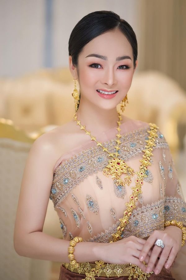 កូនពីរពិតមែន តែសម្រស់ភរិយាលោក កែវ វាសនា វិញស្អាតមិនចាញ់តារា