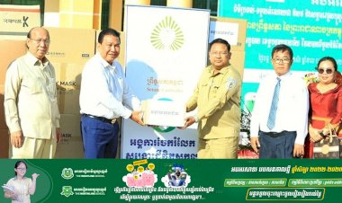 សម្តេចវិបុលសេនាភក្តី សាយ ឈុំ និងលោកជំទាវ ផ្តល់អំណោយ ឱសថ និង សម្ភារ វេជ្ជសាស្ត្រ ដល់មន្ទីរសុខាភិបាលខេត្តបន្ទាយមានជ័យ