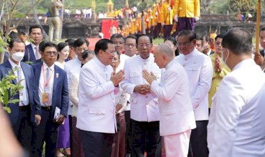 សម្តេចតេជោ ហ៊ុន សែន អញ្ជើញថ្វាយព្រះមហាក្សត្រស្ដេចយាងជាព្រះរាជាធិបតីដ៏ខ្ពង់ខ្ពស់បំផុត ក្នុងព្រះរាជពិធីប្រោសព្រះរាជទានព្រះអគ្គិជ័យកីឡាសម្រាប់ព្រឹត្តិការណ៍ស៊ីហ្គេម